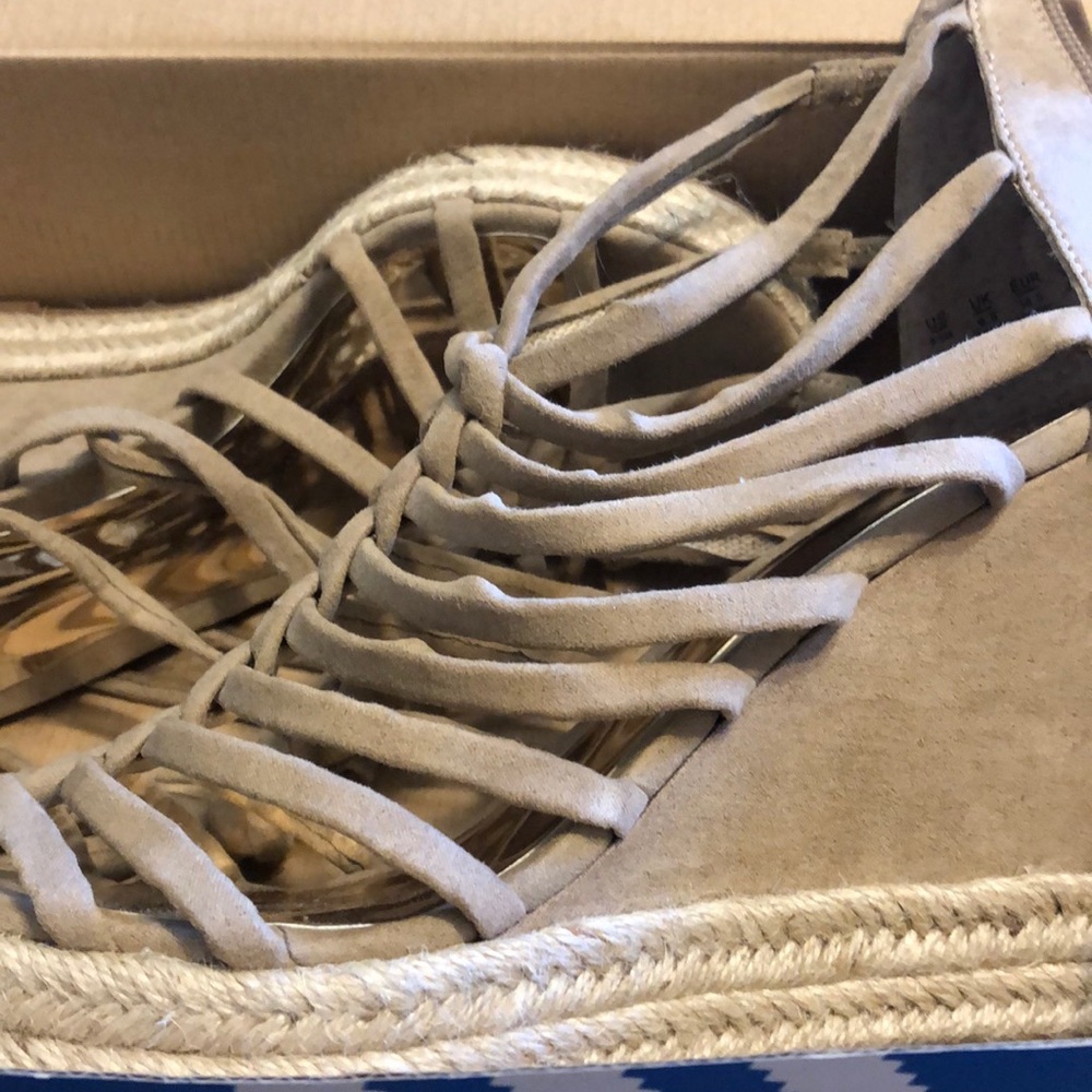 String shoe wedge